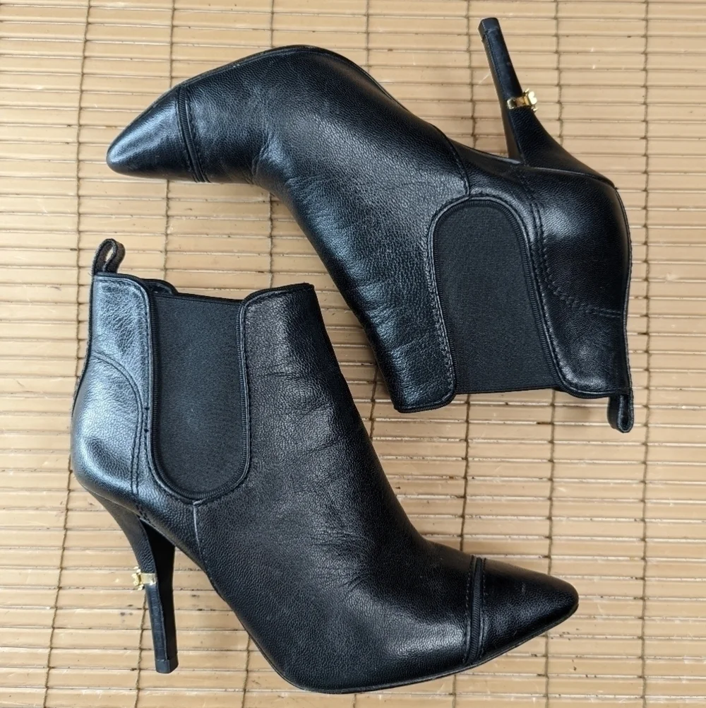 TORY BURCH 166132 Black Leather Pointy Cap Toe Booties Gold Logo Heel size 7 M.